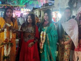 The eunuch society welcomed the Shiva procession by showering flowers, chanted