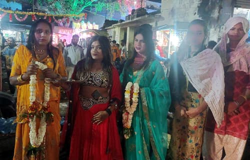 The eunuch society welcomed the Shiva procession by showering flowers, chanted