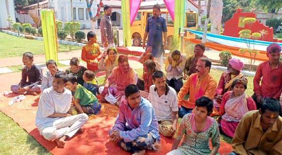 Sagar District Collector Deepak Arya celebrated Holi with disabled children