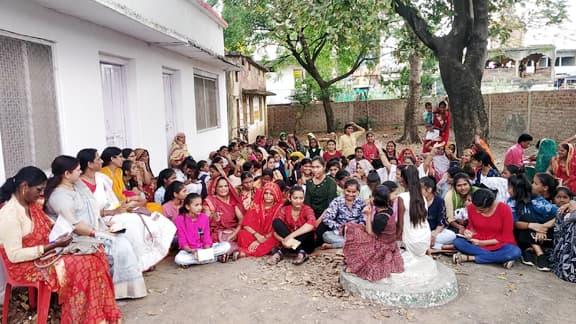 Demonstration of Anganwadi workers and assistants demanding salary hike, Ladli Lakshmi support them