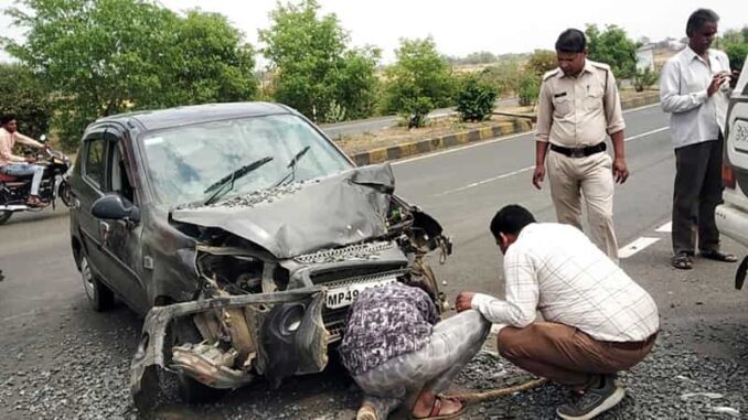 Heavy collision between Maruti Alto and tractor, rider narrowly escaped The incident on NH 44