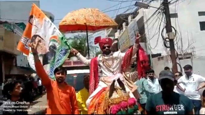 Happy with the victory of Congress in Karnataka, the groom hoisted the flag in the procession