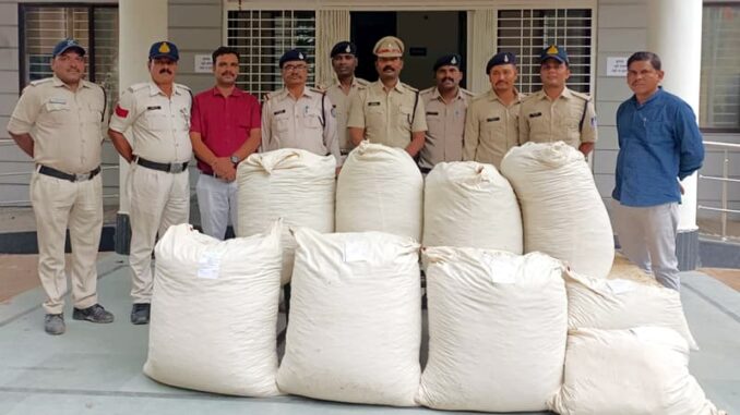 Narsinghpur police caught 90 lakh ganja in Fortuner vehicle, accused absconding