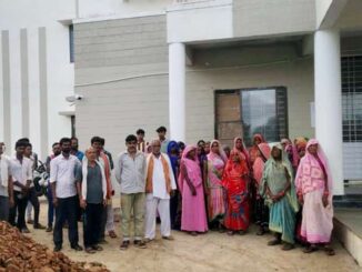 Angry salesmen threaten consumers over complaint of irregularities in ration shop