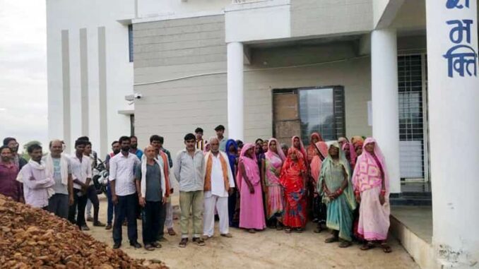 Angry salesmen threaten consumers over complaint of irregularities in ration shop