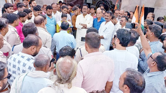 Congress protested against irregularities in crop insurance and black marketing of fertilizers