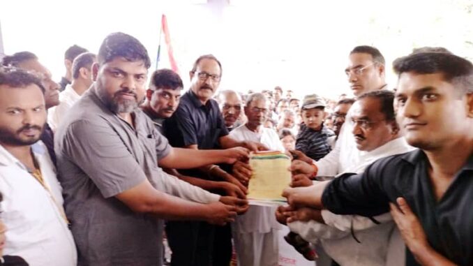 Memorandum handed over by taking out a silent procession against the ruthless killing of a Jain saint in Karnataka