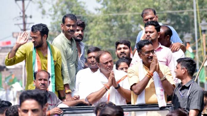 Congress's Jan Aakrosh Yatra reached in a convoy of thousands of vehicles, welcomed at many places