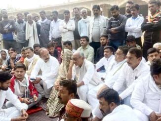 Digvijay Singh staged a night long protest in front of the police station in protest against the murder of Congress leader.