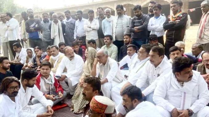 Digvijay Singh staged a night long protest in front of the police station in protest against the murder of Congress leader.