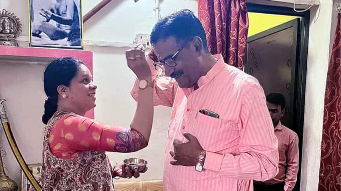 Parul Sahu applies tilak to Harsh Yadav on Bhai Dooj, blesses him for victory