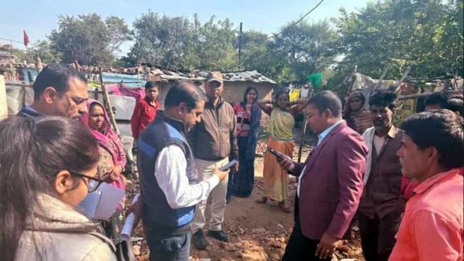 Additional Collector visited the ward of Sagar Municipal Corporation in the Rajaswa Maha- abhiyan.