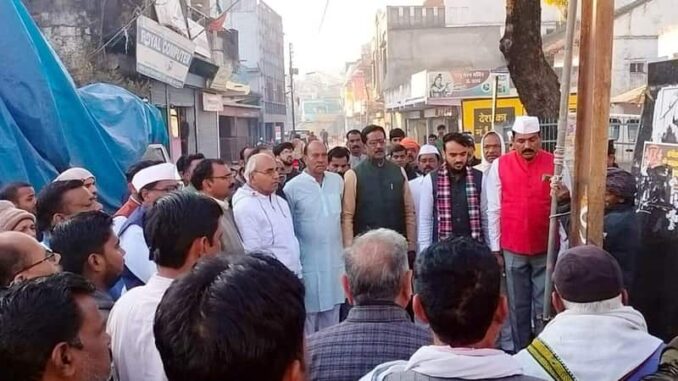 On Republic Day, Block Congress hoisted the tricolor flag at the Shiksha Sadan intersection.