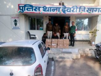 Smuggling of illegal liquor by car in Deori, police caught 16 boxes of liquor from Alto.