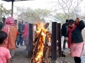 9 daughters cremated their father in Sagar and performed the last rites after reaching the crematorium.