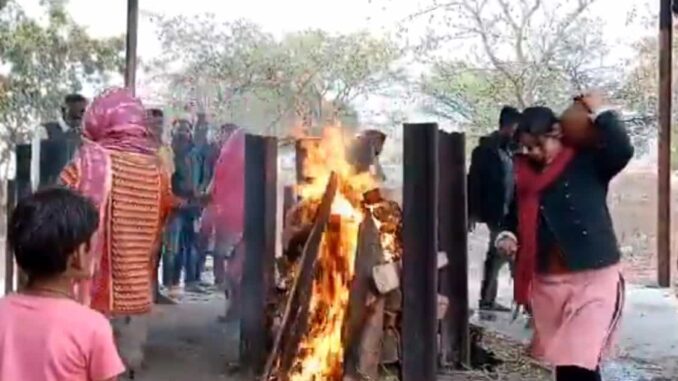 9 daughters cremated their father in Sagar and performed the last rites after reaching the crematorium.