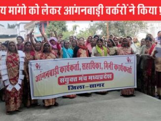 Anganwadi workers and assistants demonstrated and submitted a memorandum to the Prime Minister.