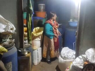 Food Safety Department raids the spice-pickle factory operating in Katra ward.