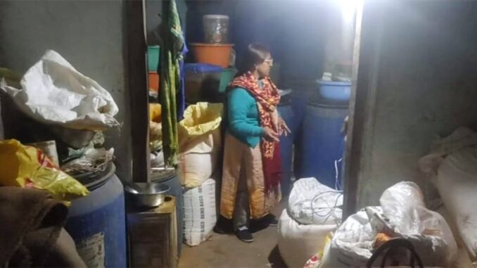 Food Safety Department raids the spice-pickle factory operating in Katra ward.