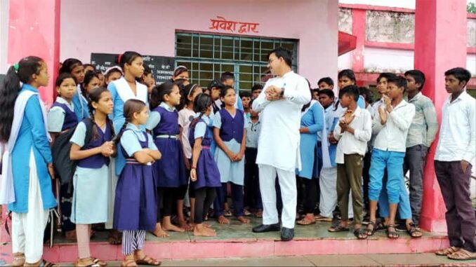 During the surprise inspection of the District Panchayat Vice President, schools were found closed, children were getting drenched in water.