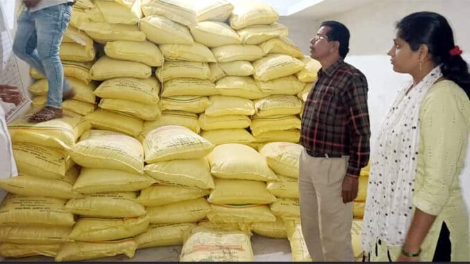 Fertilizer crisis becomes serious, 60 tons of fertilizer recovered from hoarding trader's warehouse during raid by Agriculture Department